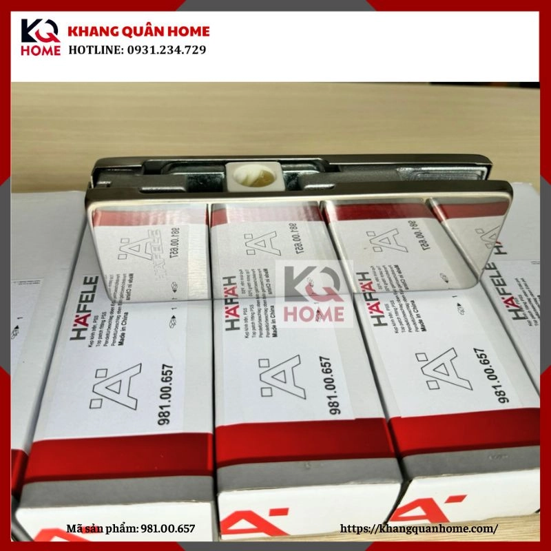 Hình Thực Tế Kẹp Kính Trên Hafele Inox Bóng 981.00.657