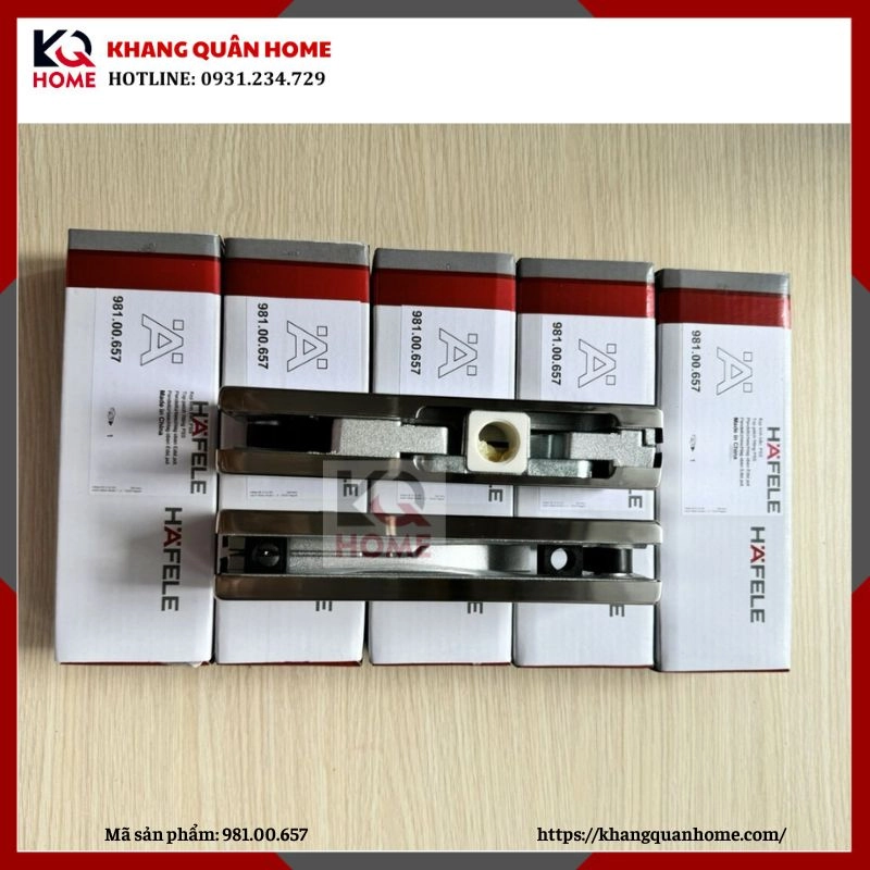 Hình Thực Tế Kẹp Kính Trên Hafele Inox Bóng 981.00.657