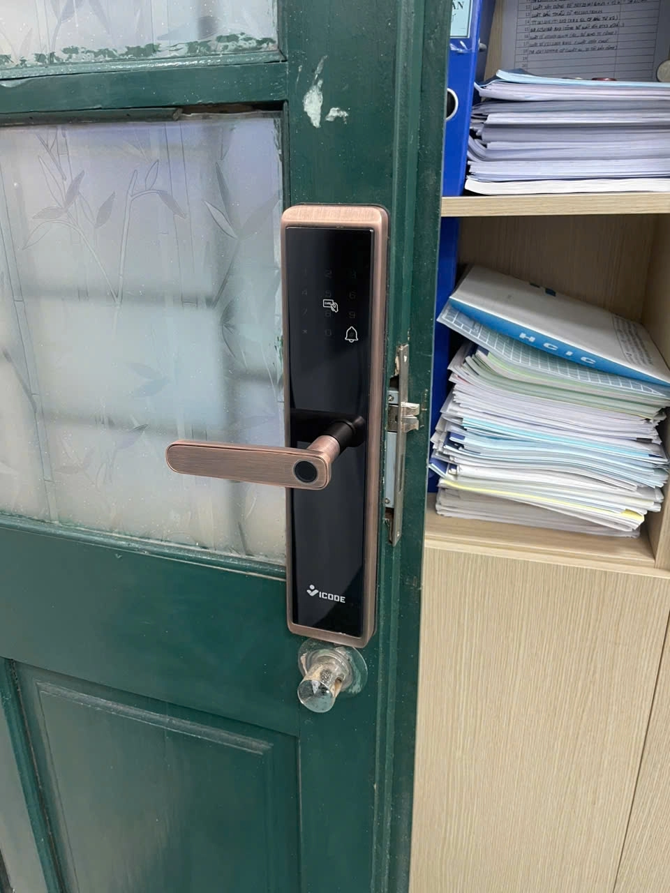 Hình thực tế Khóa Điện Tử Vicode VS-610 màu đồng đỏ