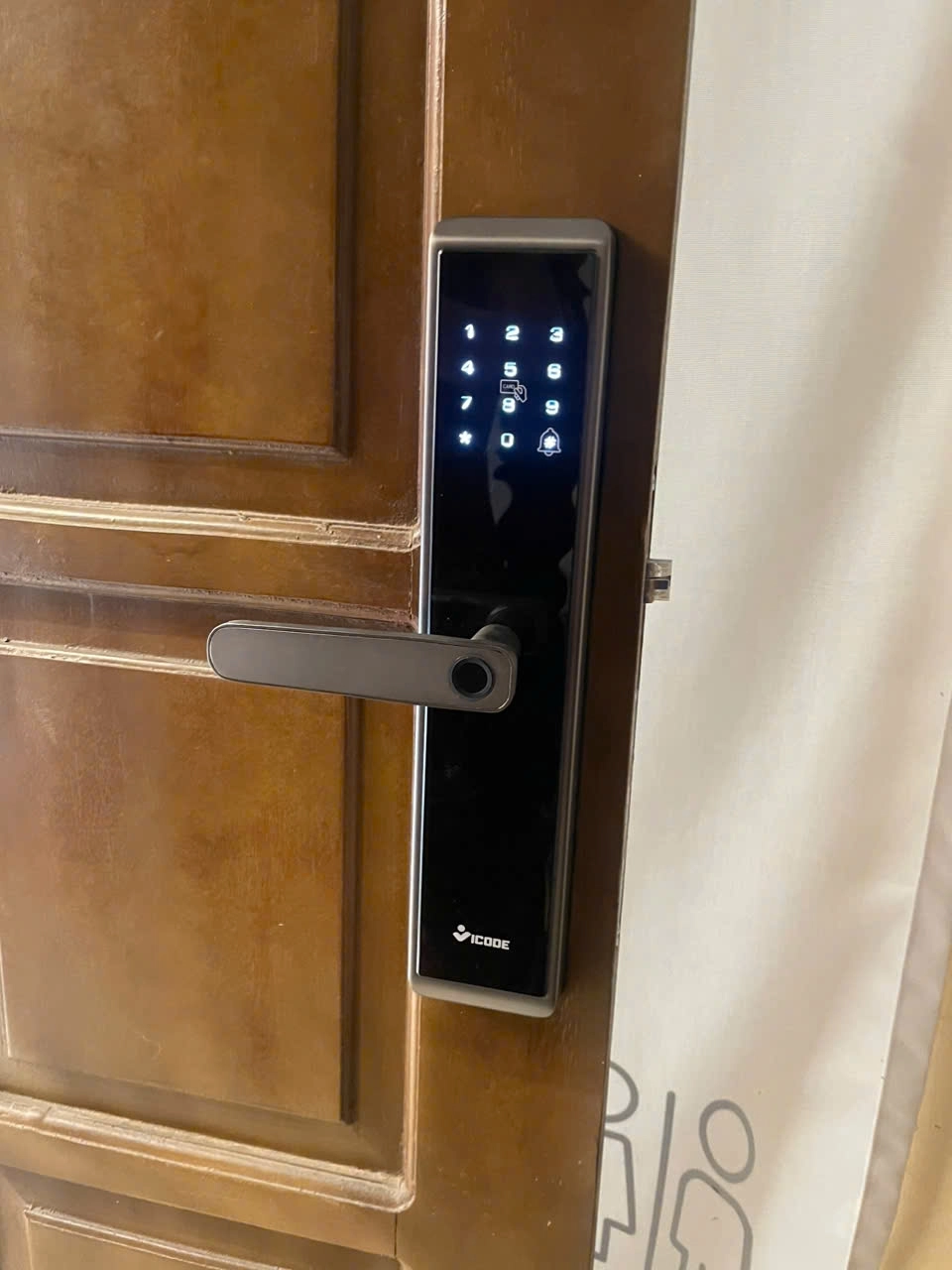 Hình thực tế Khóa Điện Tử Vicode VS-610 màu inox