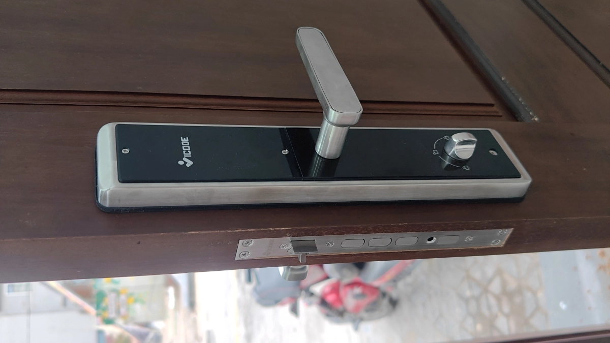 Hình thực tế Khóa Điện Tử Vicode VS-610 màu inox