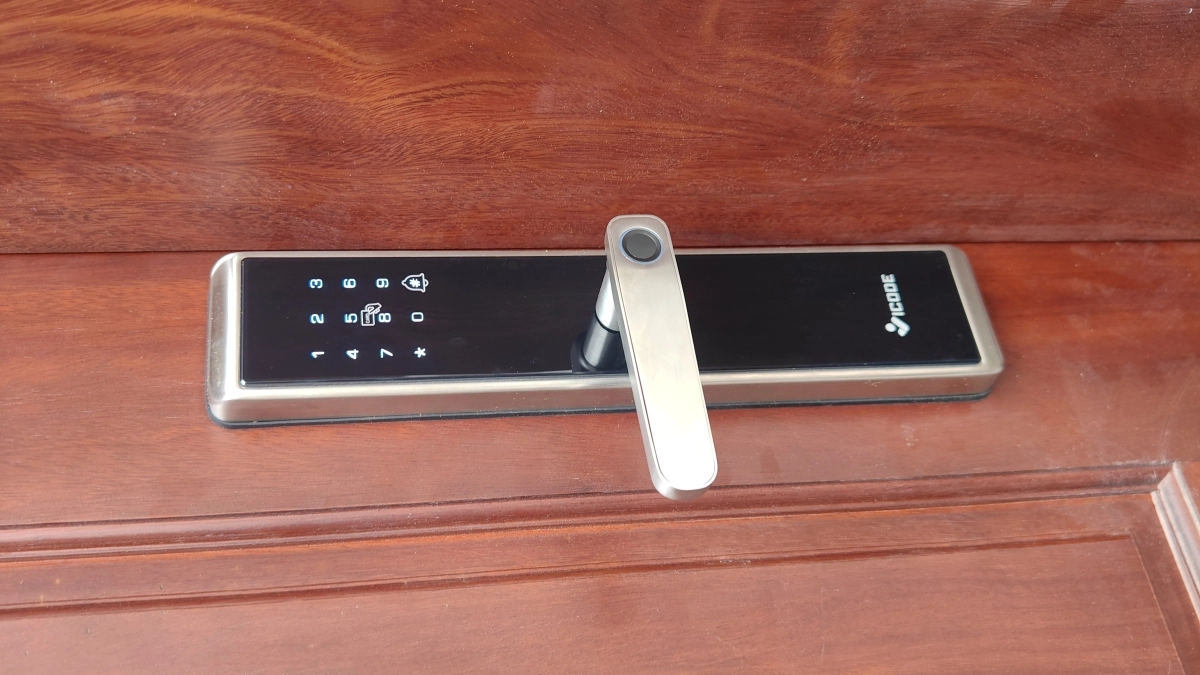 Hình thực tế Khóa Điện Tử Vicode VS-610 màu inox