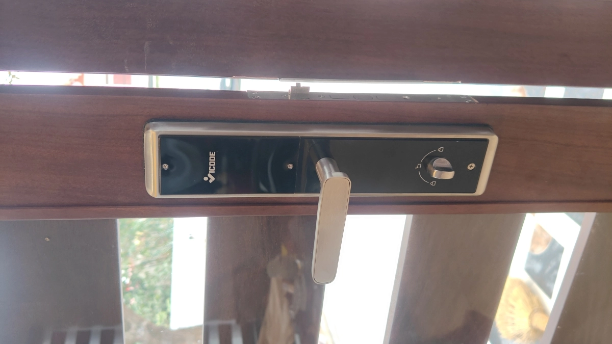 Hình thực tế Khóa Điện Tử Vicode VS-610 màu inox